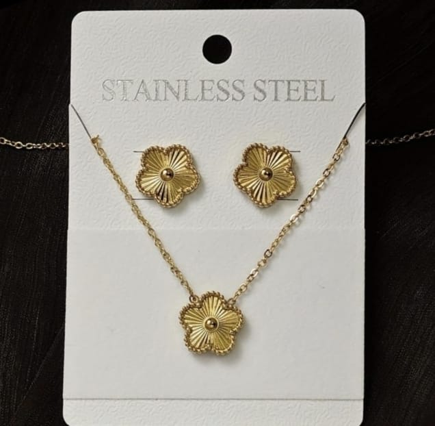 Aurelia Sunburst Clover Necklace Set
