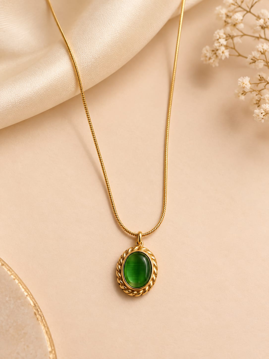 Emerald Green Cat’s Eye Oval Vintage Pendant