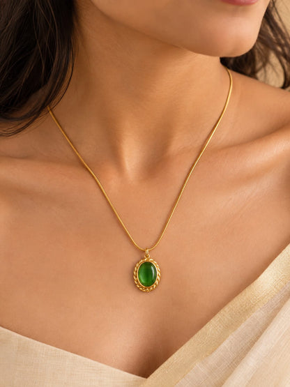 Emerald Green Cat’s Eye Oval Vintage Pendant